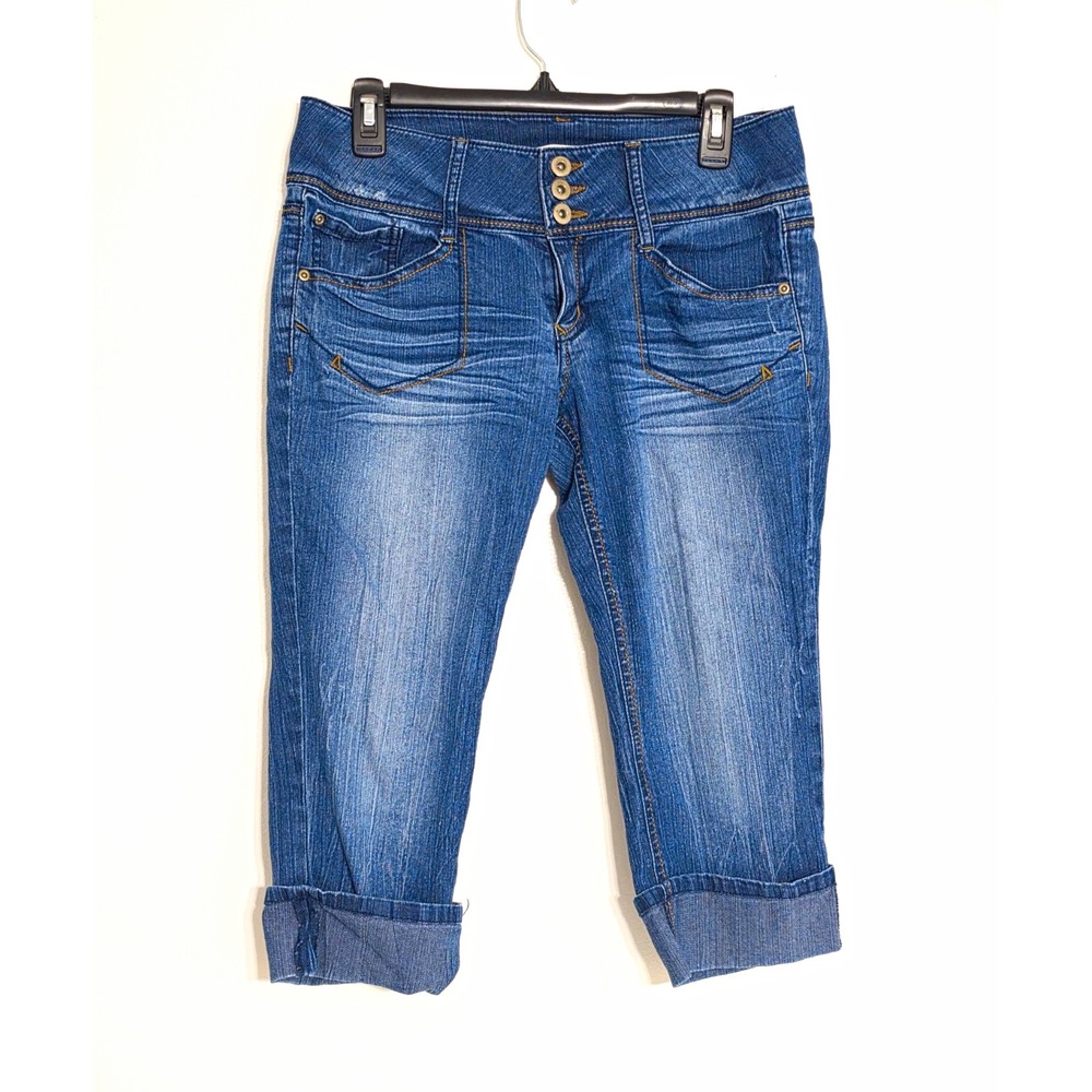 No Boundaries women's capri jeans in a medium blue wash, size 11